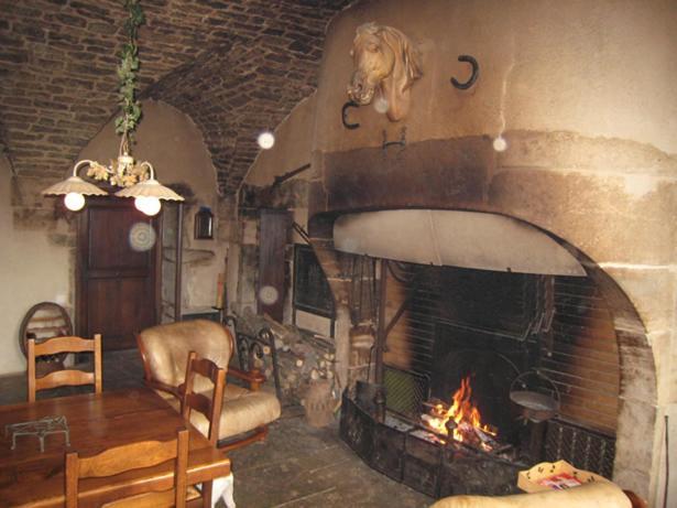 Château de Flée Semur-en-Auxois Esterno foto